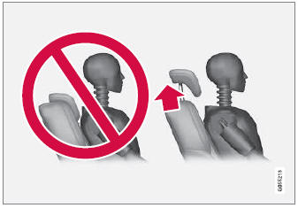 Volvo XC90. Adjusting the second row head restraints