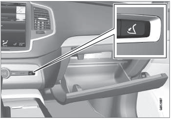 Volvo XC90. Using the glove compartment