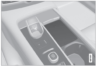 Volvo XC90. Wireless phone charger